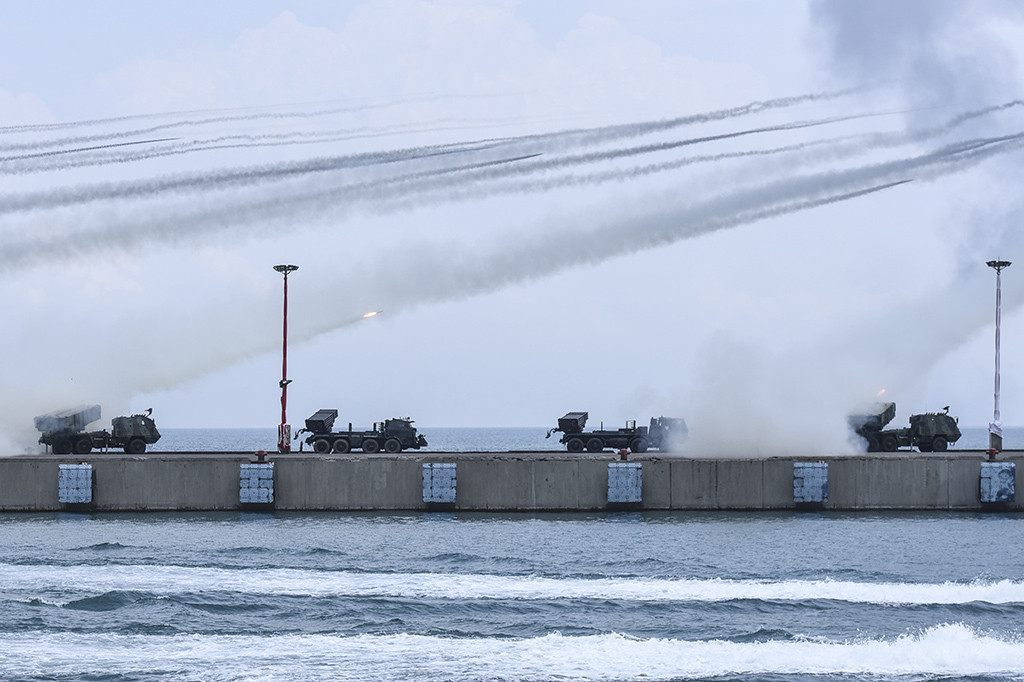 Selain itu, TNI akan melakukan demo tempur yang melibatkan tank Leopard, tank Arisgato, dan 16 unit Heli Bell-412.