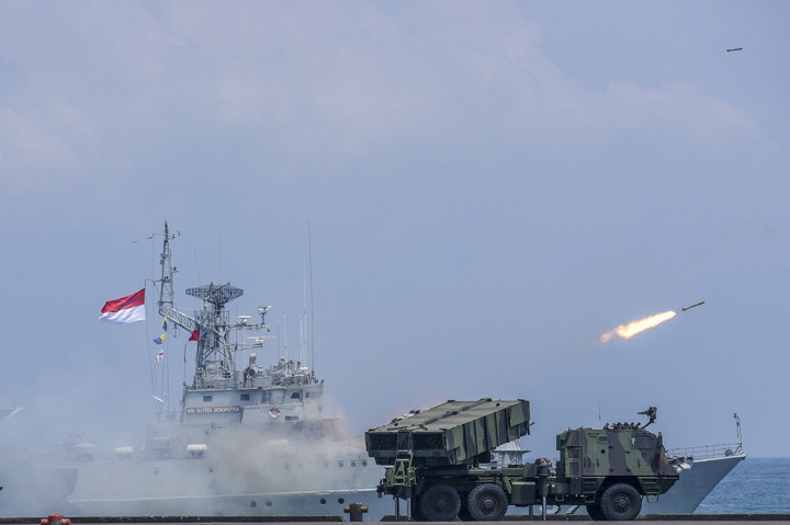 KRI Sutedi Senoputra menembakan roket saat gladi bersih HUT ke-72 TNI, di Dermaga Indah Kiat Cilegon, Banten.