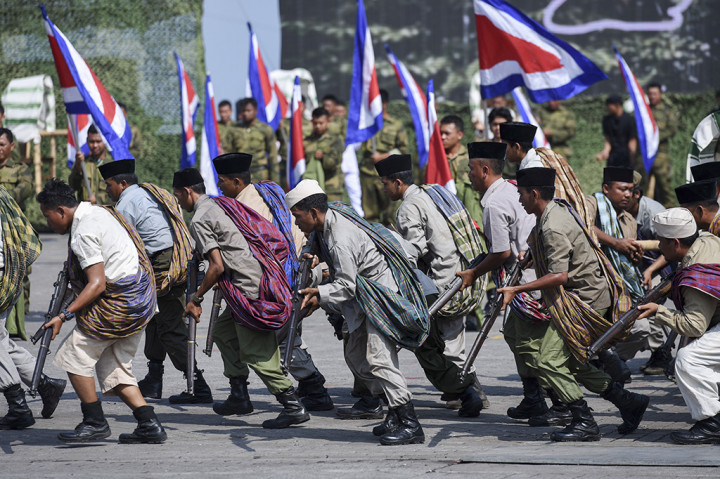 Drama Kolosal dipentaskan saat gladi bersih HUT ke-72 TNI, di Dermaga Indah Kiat Cilegon, Banten.