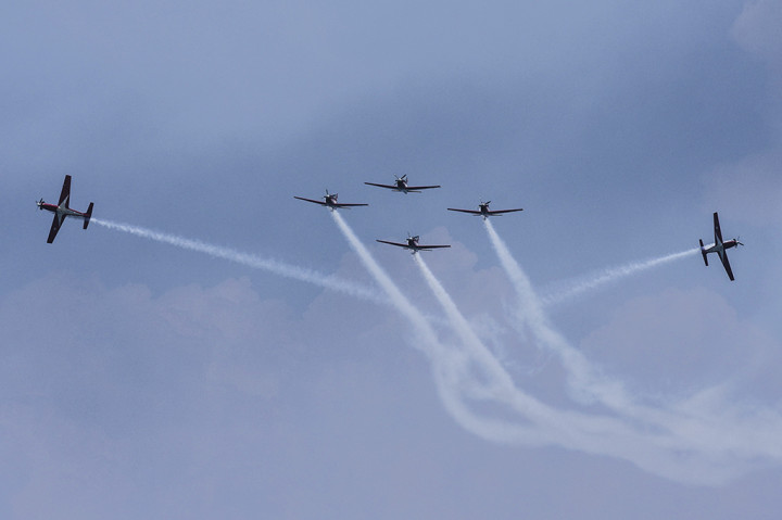 Tim Aerobatik Jupiter TNI AU melakukan atraksi di udara saat gladi bersih HUT ke-72 TNI, di Dermaga Indah Kiat Cilegon, Banten