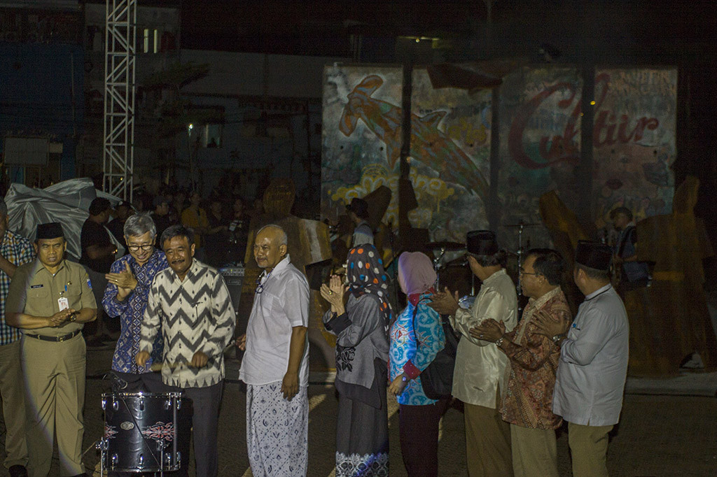 Gubernur DKI Jakarta Djarot Saiful Hidayat meresmikan patung karya seniman Teguh Ostenrik yang berjudul 