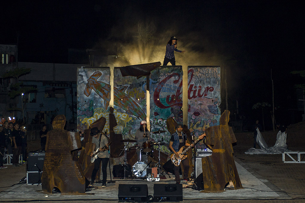 Peresmian patung itu ditandai dengan pemukulan drum. Saat tirai dibuka, para tamu dan masyarakat kemudian dikejutkan dengan penampilan band Slank. 