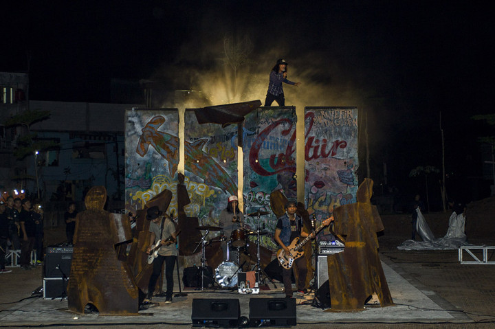 Peresmian patung itu ditandai dengan pemukulan drum. Saat tirai dibuka, para tamu dan masyarakat kemudian dikejutkan dengan penampilan band Slank. 