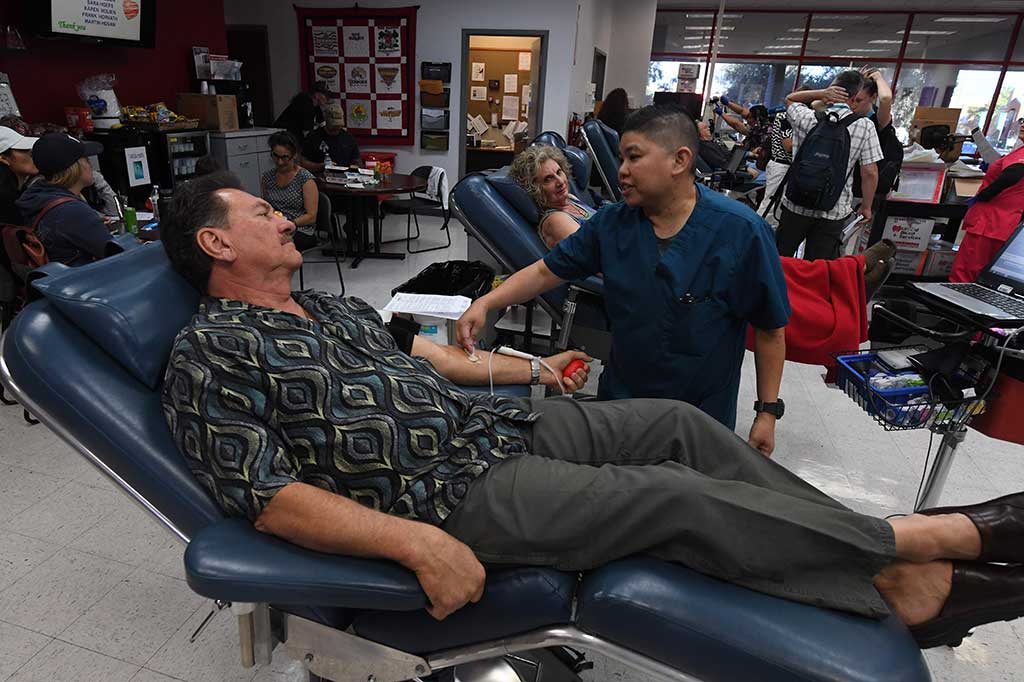 Para pendonor bukan hanya warga AS, namun wisatawan asing dengan iklas menyumbangkan darah mereka untuk para korban luka-luka penembakan brutal di sebuah konser di dekat Mandalay Bay Resort and Casino.