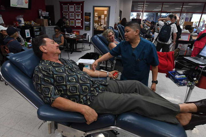 Para pendonor bukan hanya warga AS, namun wisatawan asing dengan iklas menyumbangkan darah mereka untuk para korban luka-luka penembakan brutal di sebuah konser di dekat Mandalay Bay Resort and Casino.