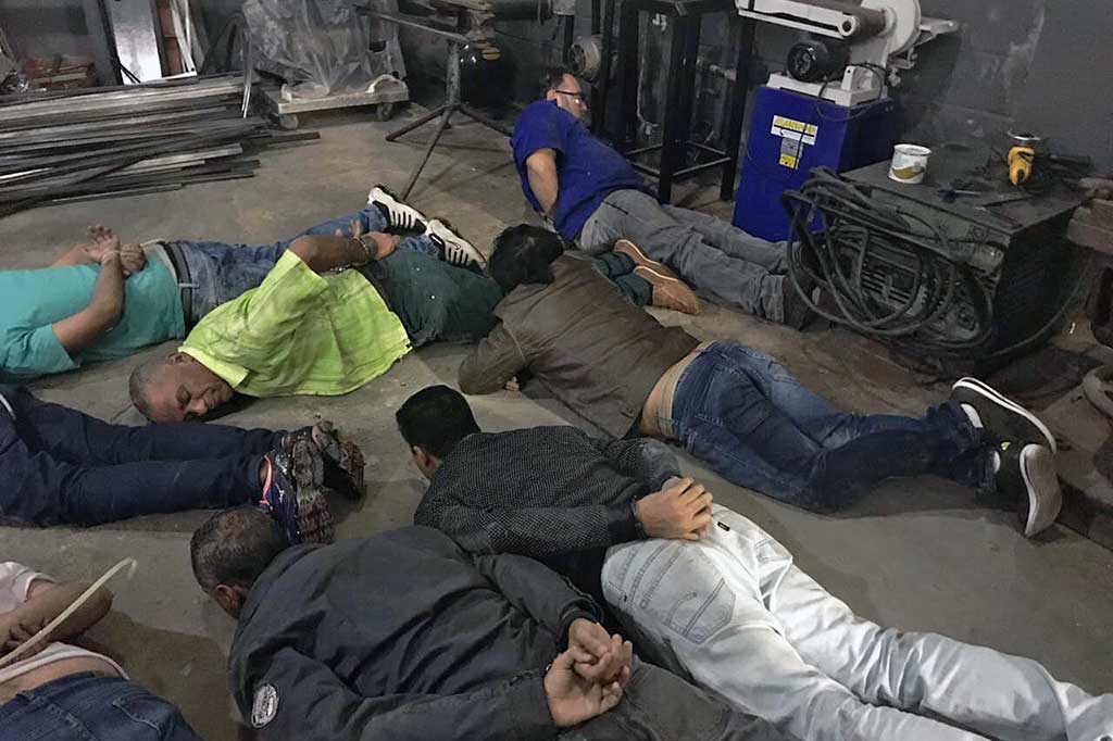 Sebelum membekuk para pelaku, petugas telah memantau geng tersebut selama tiga bulan, namun baru menemukan terowongan tersebut pada Senin (2/10/2017). Saat itu terowongan sudah selesai, namun polisi keburu menangkap 16 tersangka sebelum mereka beraksi.