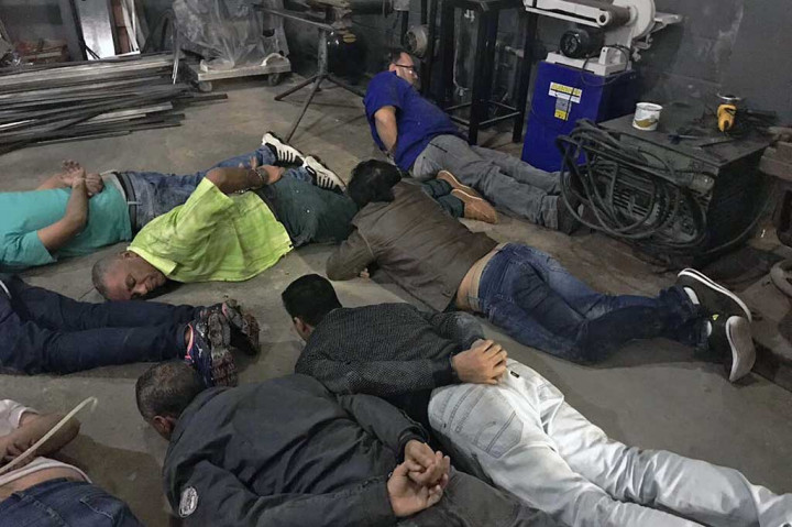 Sebelum membekuk para pelaku, petugas telah memantau geng tersebut selama tiga bulan, namun baru menemukan terowongan tersebut pada Senin (2/10/2017). Saat itu terowongan sudah selesai, namun polisi keburu menangkap 16 tersangka sebelum mereka beraksi.