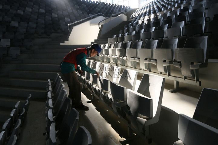 Pekerja menyelesaikan renovasi Istora Senayan yang akan digunakan pada Asian Games 2018 di kawasan Gelora Bung Karno (GBK) Senayan, Jakarta.
