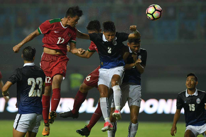 Tampil di hadapan pendukungnya sendiri, skuat Garuda langsung menggebrak lini pertahanan lawan. Hasilnya, Timnas berhasil menjebol gawang Kamboja pada menit ke-31 lewat tandukan Lerby Eliandry. ANTARA/Sigid Kurniawan