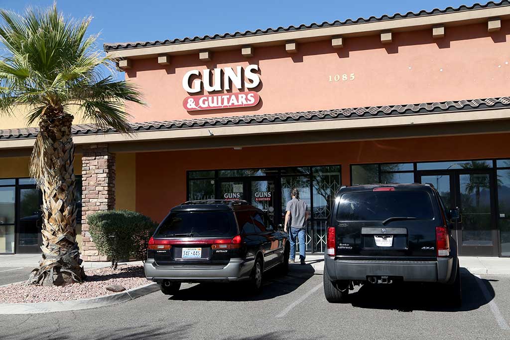 Paddock juga membeli senjata di toko senjata Guns & Guitars di Mesquite, Nevada. Paddock diizinkan membeli senjata karena telah mengikuti undang-undang negara bagian dan tak memiliki catatan mencurigakan sebelumnya. AFP/Gabe Ginsberg
