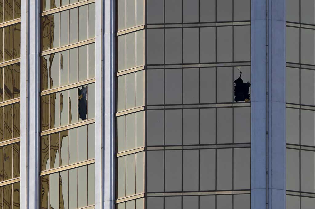 Paddock telah merencanakan aksinya tersebut dengan matang. Dia memasang beberapa kamera di dalam dan luar kamar hotel untuk memantau kedatangan polisi. Pria 64 tahun tersebut ditemukan polisi telah bunuh diri di dalam kamar hotelnya. AFP/Mark Ralston