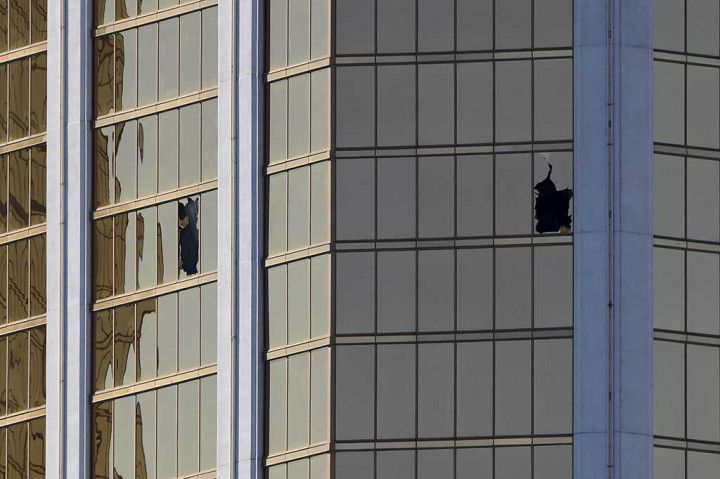 Paddock telah merencanakan aksinya tersebut dengan matang. Dia memasang beberapa kamera di dalam dan luar kamar hotel untuk memantau kedatangan polisi. Pria 64 tahun tersebut ditemukan polisi telah bunuh diri di dalam kamar hotelnya. AFP/Mark Ralston