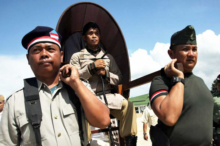 Personil TNI AD mementaskan drama sejarah perjuangan Jenderal Soedirman mempertahankan negara dari penjajah Belanda, saat peringatan HUT ke-72 TNI di Kendari, Sulawesi Tenggara. ANTARA/Jojon