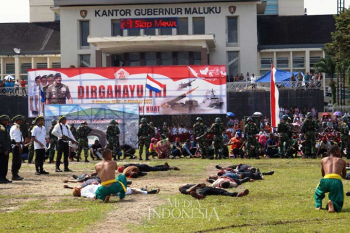 Anggota TNI menggelar sosio drama kolosal Banda, saat peringatan HUT ke-72 di Lapangan Merdeka Ambon. Drama ini menggambarkan perjuangan dan pengorbanan masyarakat Banda melawan penjajah Belanda. MI/Hamdi Jempot