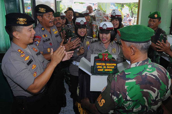 Kapolres Pekalongan AKBP Wawan Kurniawan (kiri) beserta anggota memberikan kue ulang tahun kepada anggota TNI saat peringatan HUT ke-72 TNI di kantor Kodim 0710 Pekalongan, Jawa Tengah. ANTARA/Harviyan Perdana Putra