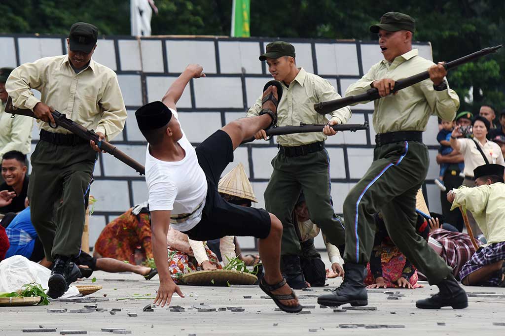 Tentara Belanda menyerang rakyat Indonesia dalam teatrikal sejarah perjuangan Sultan Hasanuddin, pada HUT ke-72 TNI, di Lapangan Karebosi Makassar, Sulawesi Selatan. ANTARA/Yusran Uccang