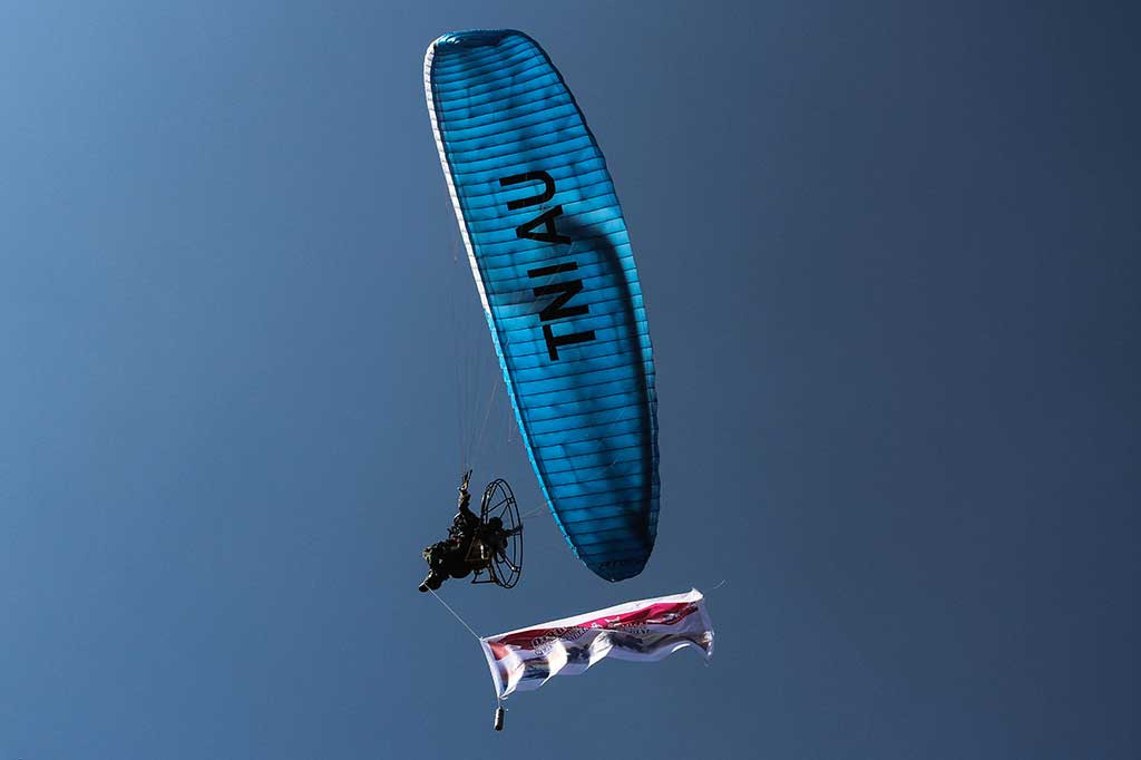 Prajurit TNI AU beraksi dengan membawa spanduk pada upacara  HUT ke-72 TNI di Pekanbaru, Riau. ANTARA/Rony Muharman