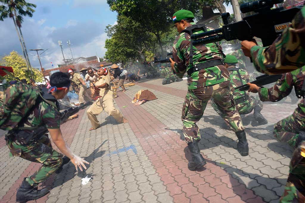 Kelompok seniman menampilkan drama kolosal pertempuran rakyat bersama TNI melawan penjajah Belanda dalam upaya mempertahankan kemerdekaan RI, pada HUT ke-72 TNI, di Pemkab Tulungagung, Jawa Timur. ANTARA/Destyan Sujarwoko