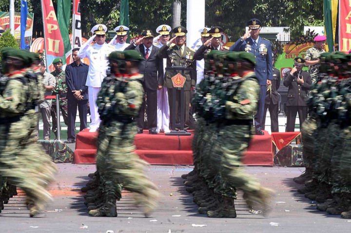 Kasdam V Brawijaya Brigjen Widodo Iryansyah (tengah) didampingi Kasarmatim Laksamana Pertama Robert Wolter Tappangan (kiri), Kadispers Lanud Abdul Rahman Saleh Kolonel Pnb Reza Sastranegara (kanan), Kapolda Jatim Irjen Machfud Arifin (kedua kanan) dan Gubernur Jatim Soekarwo (ketiga kiri) melakukan penghormatan kepada defile pasukan pada upacara HUT ke-72 TNI di Makodam V Brawijaya Surabaya, Jawa Timur. ANTARA/M Risyal Hidayat