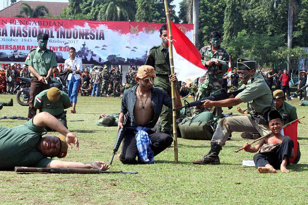Sejumlah siswa dan gabungan personil TNI mementaskan drama kolosal tentang perjuangan TNI bersama rakyat dengan tema 'Perang Maseng Cigombong Bogor' di Lapangan Tegar Beriman, Kabupaten Bogor, Jawa Barat. ANTARA/Yulius Satria Wijaya