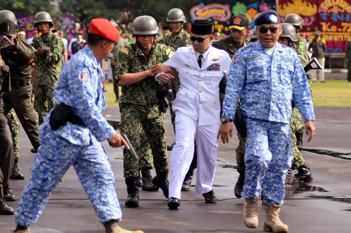 Anggota TNI Korem 043 Garuda Hitam Lampung bersama masyarakat dan mahasiswa menampilkan drama perjuangan Jenderal Soedirman pada peringatan HUT ke-72 TNI, di Lapangan Olahraga Korem 043 Garuda Hitam Lampung. ANTARA/Ardiansyah