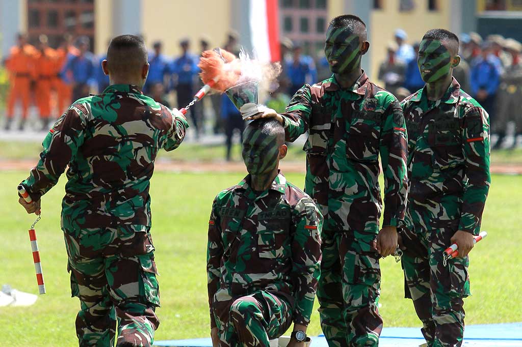 Prajurit TNI AD Brigif 715 Motuliato, Brigif 22 Otamanasa dan Yonif 713 Satyatama memperagakan aksi seni bela diri Yongmoodo menggunakan nunchaku pada peringatan HUT ke-72 TNI di Kabupaten Gorontalo. ANTARA/Adiwinata Solihin