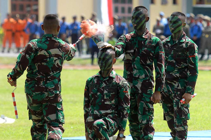 Prajurit TNI AD Brigif 715 Motuliato, Brigif 22 Otamanasa dan Yonif 713 Satyatama memperagakan aksi seni bela diri Yongmoodo menggunakan nunchaku pada peringatan HUT ke-72 TNI di Kabupaten Gorontalo. ANTARA/Adiwinata Solihin