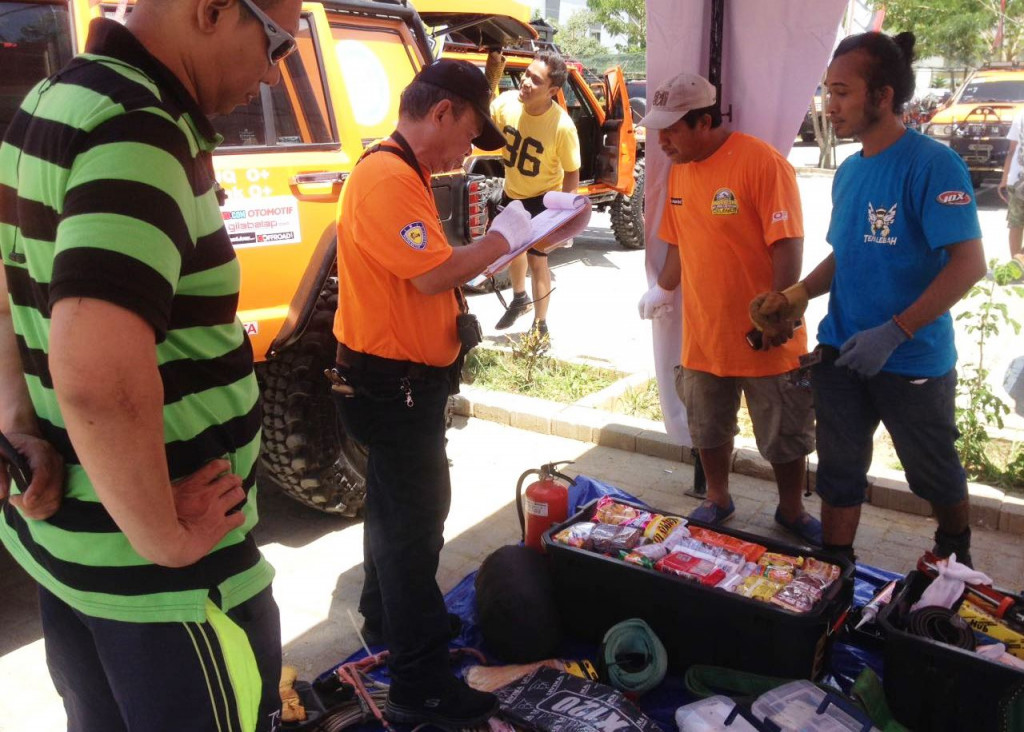 Bekal bahan makanan harus ada di semua kendaraan. Berada di tengah hutan jauh di pedalaman selama lebih dari dua pekan, tentu makanan menjadi faktor sangat penting.