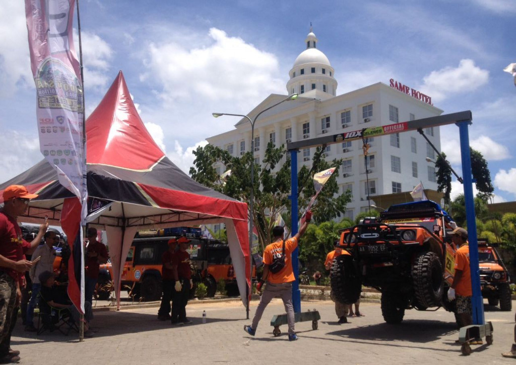 Mobil digantung selama beberapa menit untuk memastikan kondisi dan kemampuan winch menahan beban. Winch adalah katrol mini yang membantu mobil mendaki tanjakan terjal dan mendan licin.