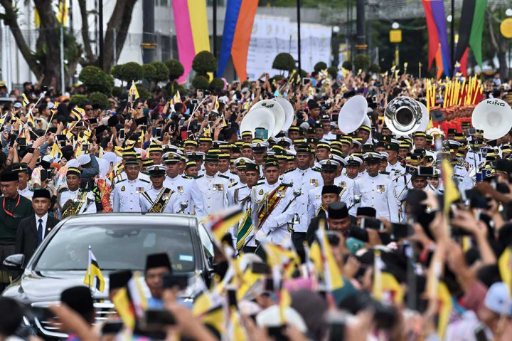 Marching band ambil bagian dalam prosesi warna warni yang dipenuhi tradisi di istana berkubah emas tersebut. 21 tembakan ke udara juga menghiasi upacara tersebut. 