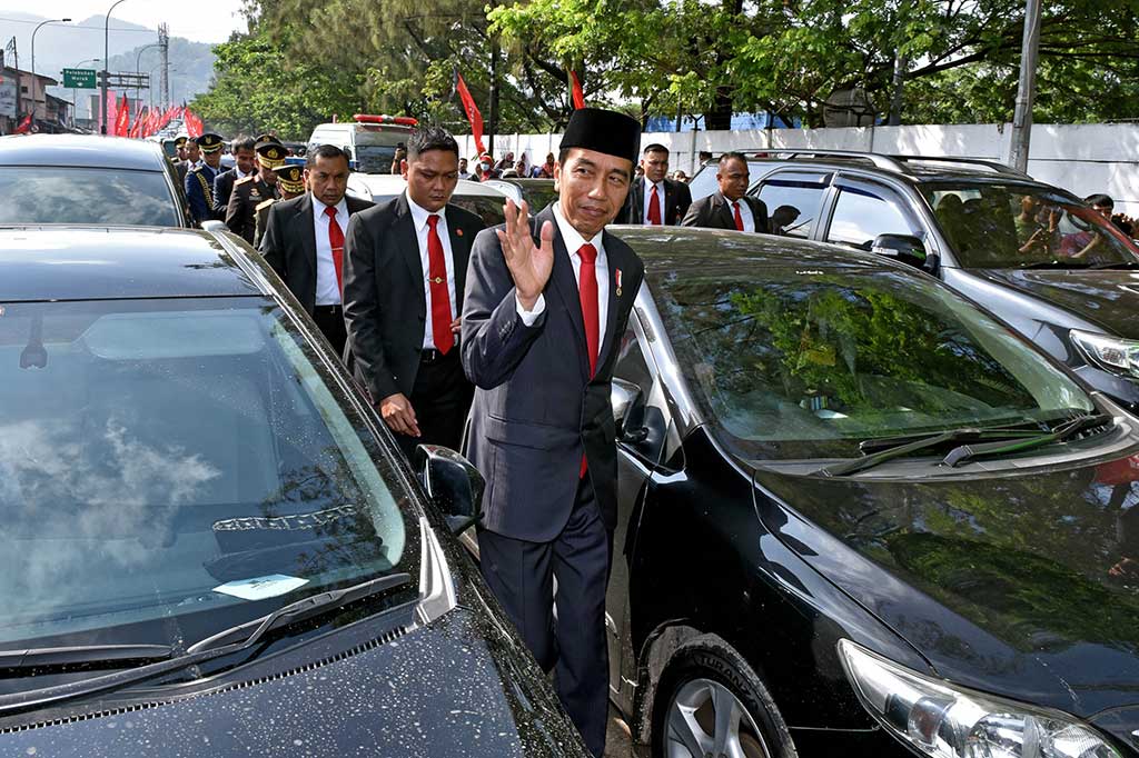 Macet Parah Jokowi Jalan  Kaki  Menuju Lokasi HUT TNI 
