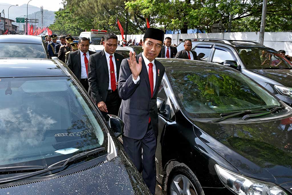 Macet Parah Jokowi Jalan Kaki Menuju Lokasi HUT TNI Macet Parah Jokowi Jalan Kaki Menuju Lokasi HUT TNI
