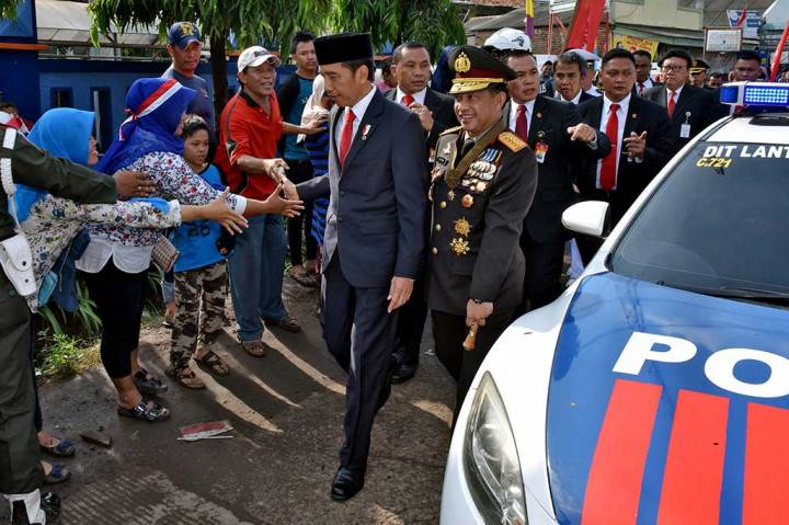 Presiden Jokowi didampingi Kapolri Jenderal Tito Karnavian menyalami warga yang berjajar di sepanjang jalan menuju Dermaga Indah Kiat.