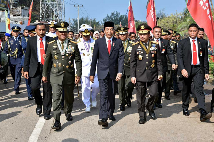 Panglima TNI Jenderal Gatot Nurmantyo, KSAD Jenderal Mulyono, KSAL Laksamana Ade Supandi, dan KSAU Marsekal Hadi Tjahjanto kemudian menyambut kedatangan Presiden. Mereka kemudian berjalan bersama menuju lokasi upacara.