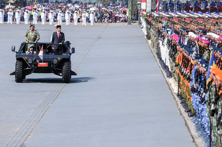 Inspektur Upacara Presiden Joko Widodo didampingi Komandan Upacara Pangkostrad Letnan Jenderal Edy Rahmayadi (kiri), memeriksa barisan saat Upacara Perayaan HUT ke-72 TNI di Dermaga Indah Kiat, Cilegon, Banten (5/10/2017). Perayaan HUT ke-72 TNI mengusung tema 'Bersama Rakyat TNI Kuat'.