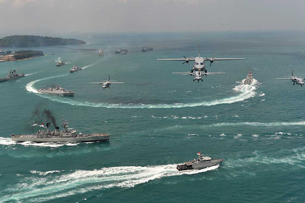 Sejumlah unit alutsista memeriahkan acara HUT ke-72 TNI, yang menampilkan parade alat pertahanan serta simulasi pertempuran udara.