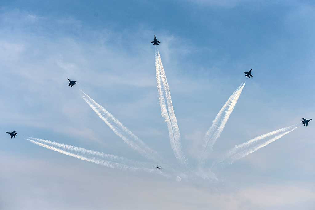 Atraksi udara pesawat Sukhoi pada HUT ke-72 TNI di Cilegon.