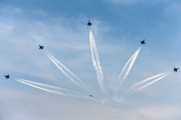 Atraksi udara pesawat Sukhoi pada HUT ke-72 TNI di Cilegon.