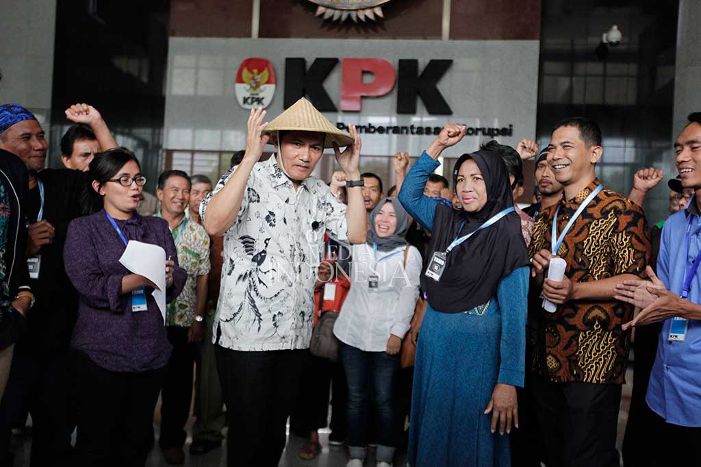 Sejumlah petani dari berbagai daerah yang tergabung dalam Komite Nasional Pembaruan Agraria mendatangi lembaga antirasywah untuk memberikan dukungan agar KPK mengusut tuntas dan menindaklanjuti potensi korupsi di sektor agraria.