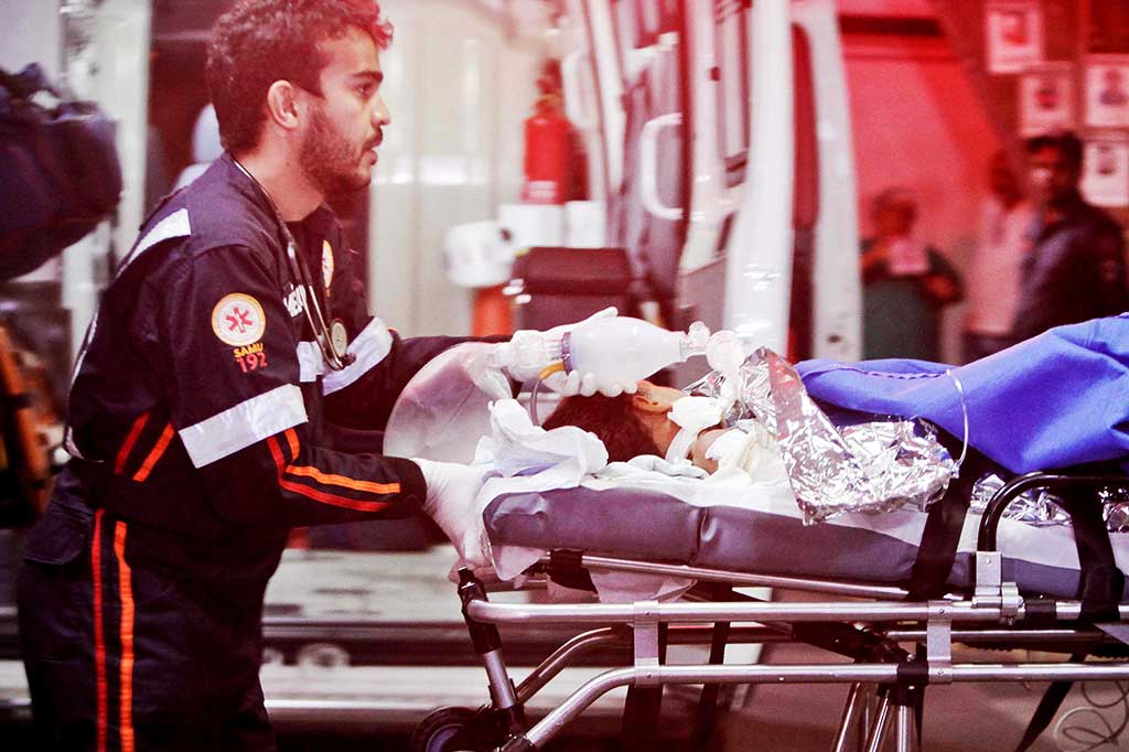 Seorang korban luka-luka dilarikan ke rumah sakit di Belo Horizonte, Negara Bagian Minas Gerais, Kamis (5/10/2017) waktu setempat. AFP/O Tempo/Lincon Zarbietti