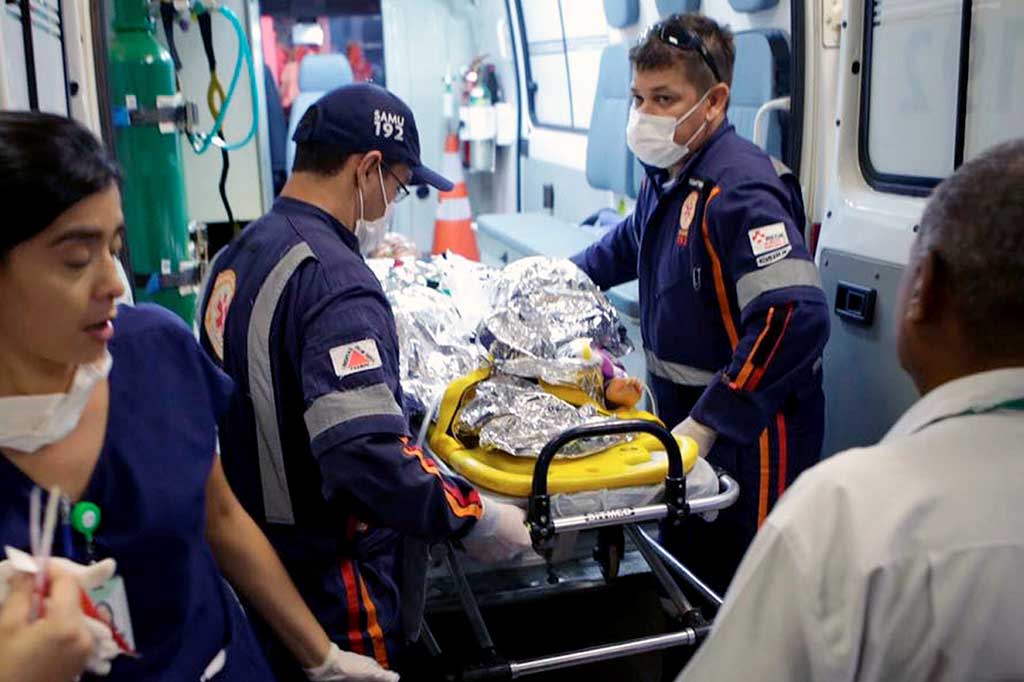 Sedikitnya empat anak dan seorang guru meninggal dunia serta puluhan lainnya luka-luka setelah seorang penjaga menyiram sekolah tersebut dengan alkohol dan membakarnya. AFP/O Tempo/Moises Silva