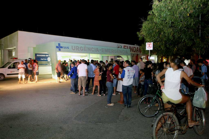 Puluhan orang tua menunggu kabar dengan cemas di luar Rumah Sakit Janauba, Minas Gerais State, tempat anak-anak mereka dirawat pascapembakaran tempat penitipan anak. AFP/O Tempo/Alex de Jesus