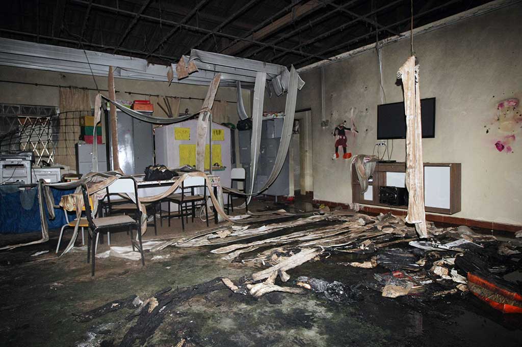 Pusat penitipan anak terlihat hangus setelah seorang penjaga menyiramnya dengan alkohol dan membakarnya. Sang penjaga juga meninggal beberapa jam kemudian di sebuah rumah sakit akibat luka bakar. AFP/O Tempo/Alex de Jesus