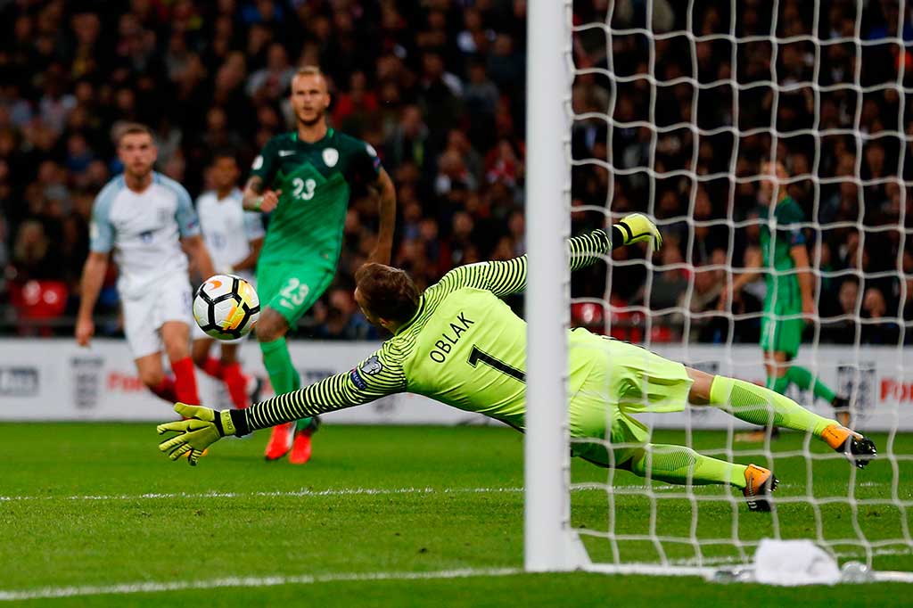 Sementara itu sepakan keras kapten Inggris Jordan Henderson juga mampu ditepis Oblak. AFP/Ian Kington