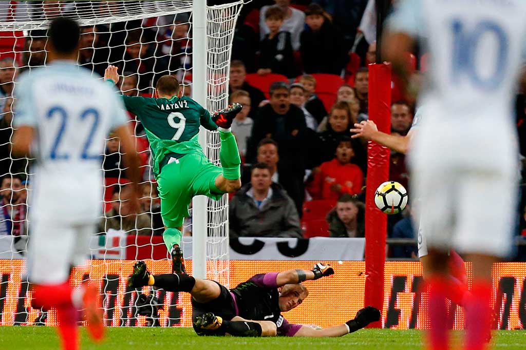 Slovenia bukannya tanpa peluang. Salah satunya lewat Tim Matavz, namun mampu diselamatkan oleh Joe Hart. AFP/Ian Kington