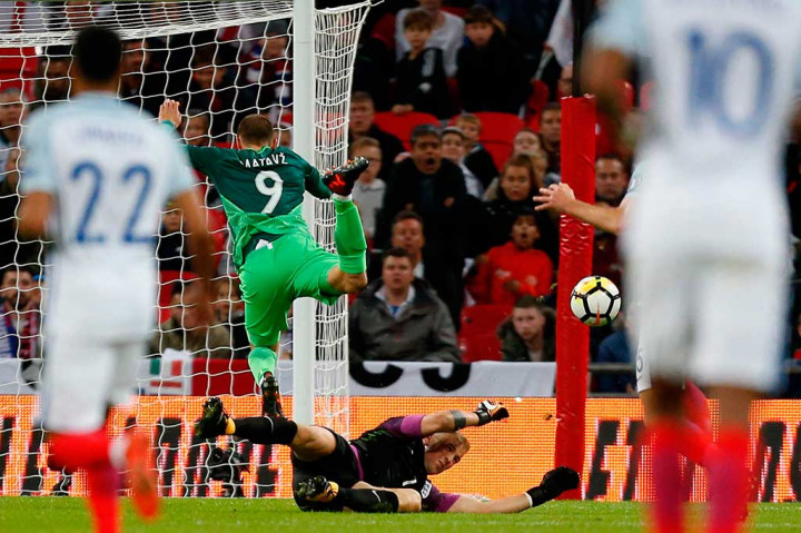 Slovenia bukannya tanpa peluang. Salah satunya lewat Tim Matavz, namun mampu diselamatkan oleh Joe Hart. AFP/Ian Kington