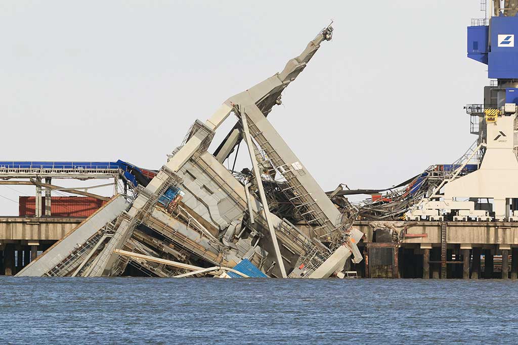 Sebuah crane rubuh disapu badai di Wilhelmshaven. AFP/dpa/Mohssen Assanimoghaddam
