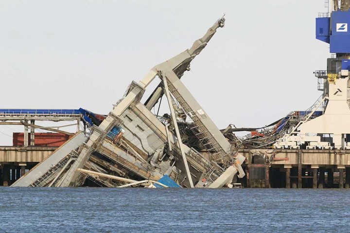 Sebuah crane rubuh disapu badai di Wilhelmshaven. AFP/dpa/Mohssen Assanimoghaddam