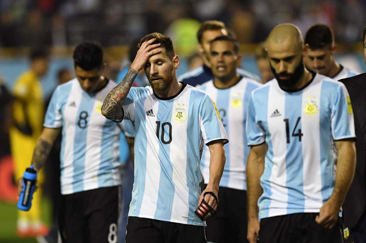 Lionel Messi dan kawan-kawan melangkah gontai meninggalkan lapangan setelah laga kontra Peru berakhir seri 0-0 di La Bombonera, Buenos Aires, Jumat (6/10/2017) pagi WIB.