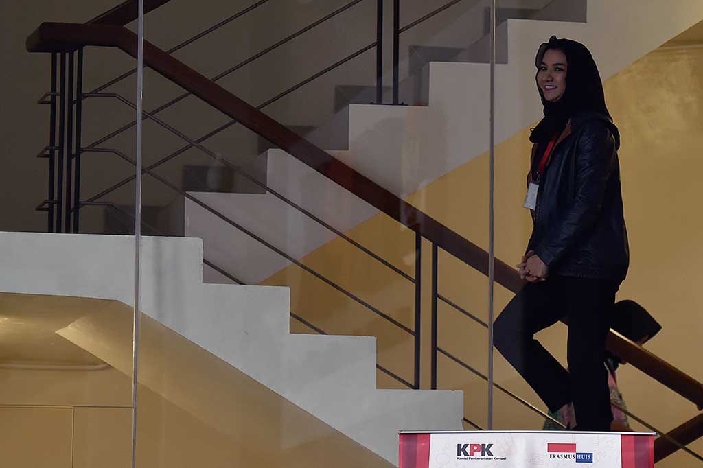 Selain itu, Rita dan Khairudin diduga menerima gratifikasi yang berhubungan dengan jabatan Rita sebagai penyelenggara negara sebesar USD775 ribu atau setara Rp6,975 miliar berkaitan dengan sejumlah proyek di Kukar selama masa jabatan tersangka. ANTARA/Puspa Perwitasari